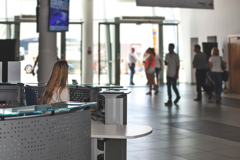US-Stadt richtet nach Einführung von Bitcoin-Zahlungen Bitcoin-Geldautomaten an Flughäfen ein.