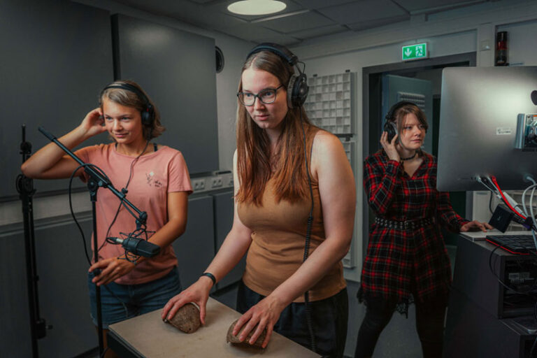 Knarzende Türen und leise Sohlen: Flensburger Hochschule eröffnet einzigartiges Tonstudio