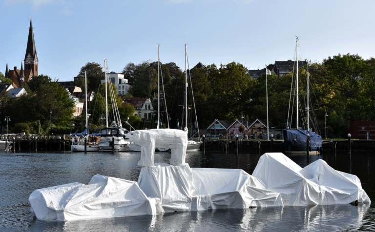 Kunstinstallation „Eisbär“ im Flensburger Hafen
