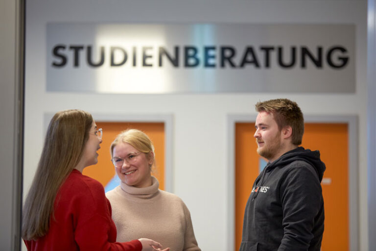 Studierende für einen Tag: Schüler*innen können Flensburger Hochschule ausprobieren
