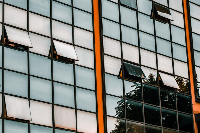 Große Glasflächen in modernen Gebäuden sind gefragt
